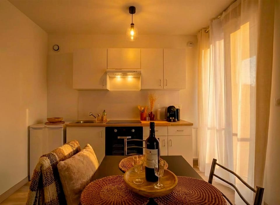 Coffee/tea facilities, Kitchen or kitchenette, Dining area, oven, stove, stove, toaster, toaster, kitchen, kitchen