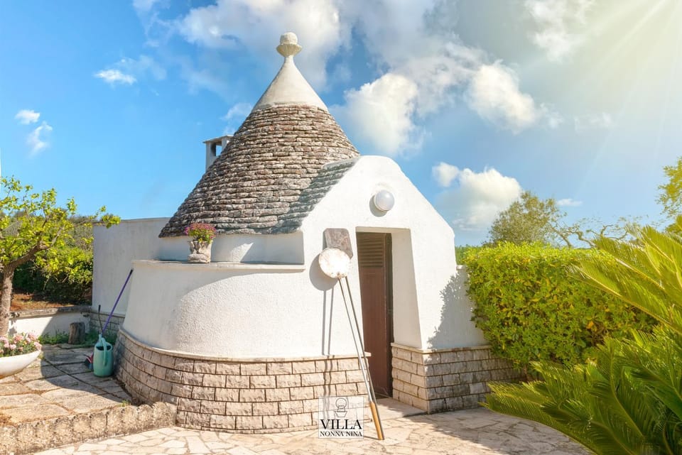 Property building, Restaurant/places to eat, pet friendly