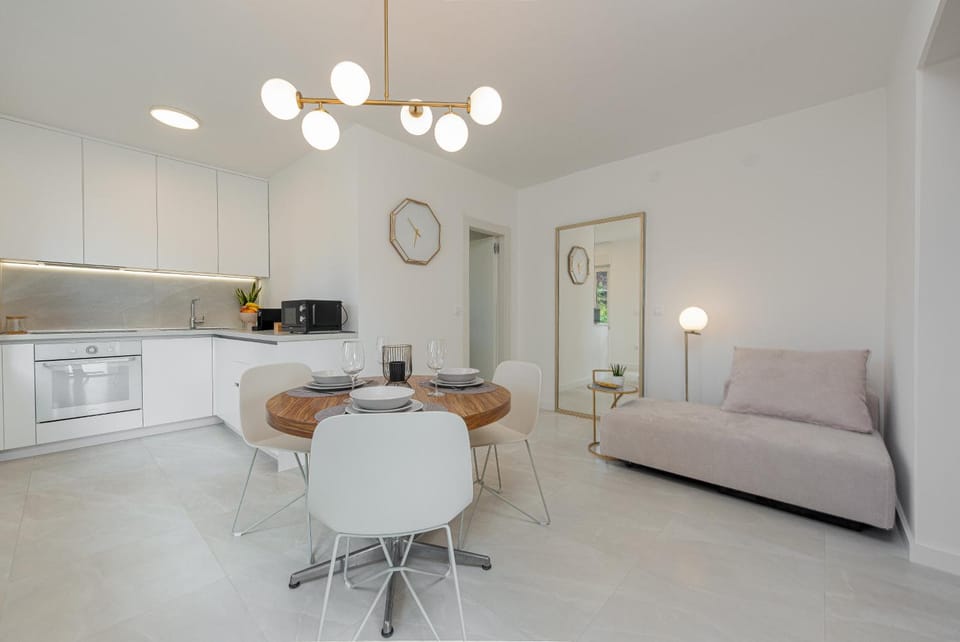 Kitchen or kitchenette, Seating area, Dining area