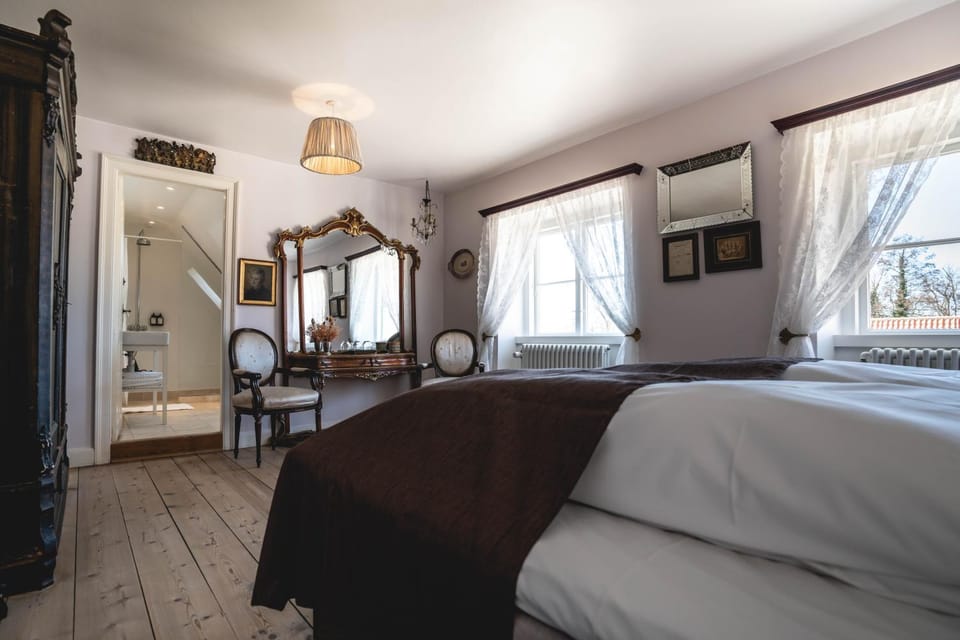 Bed, Bathroom
