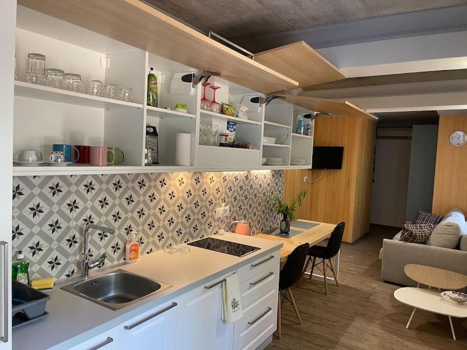 Kitchen or kitchenette, Dining area, dishwasher