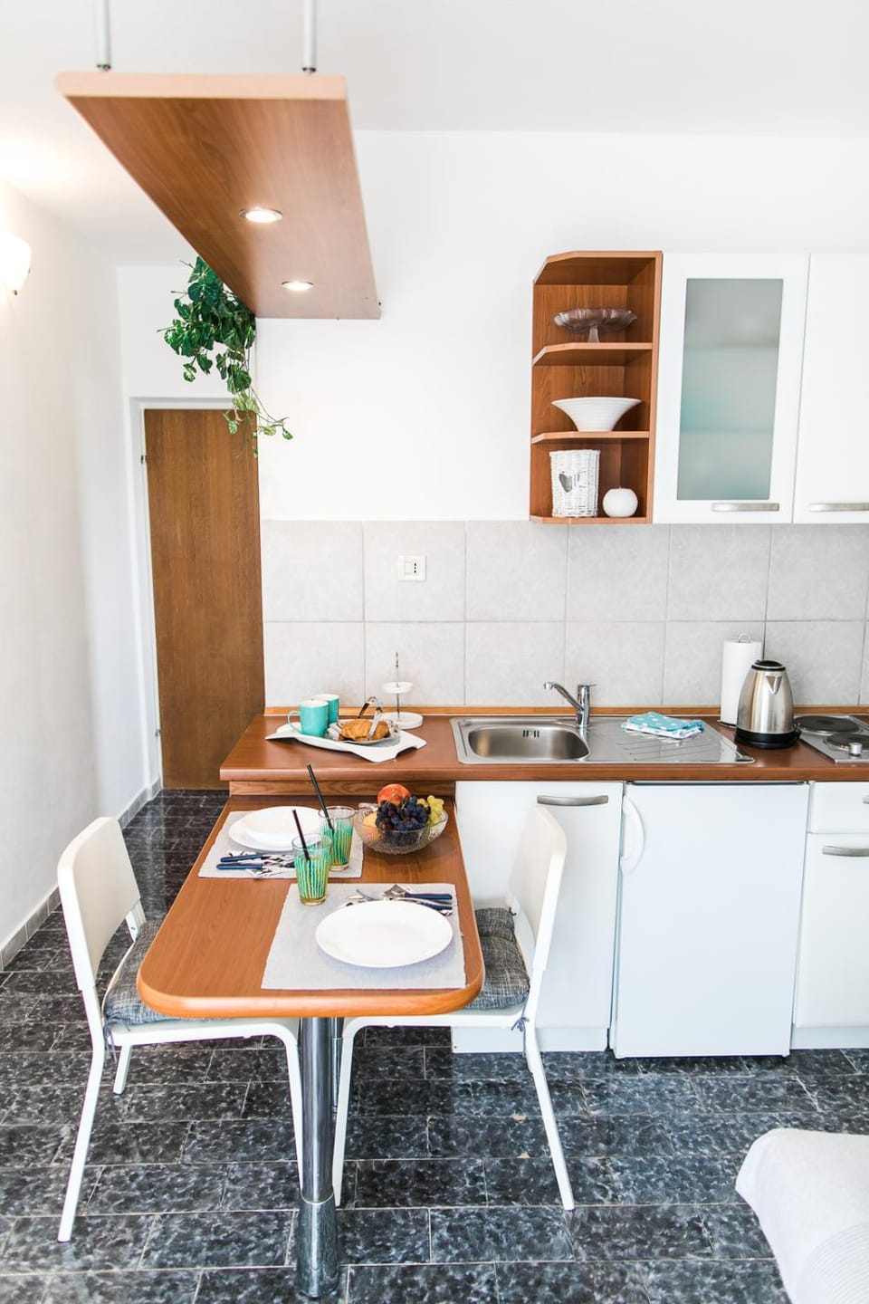 Kitchen or kitchenette, Dining area