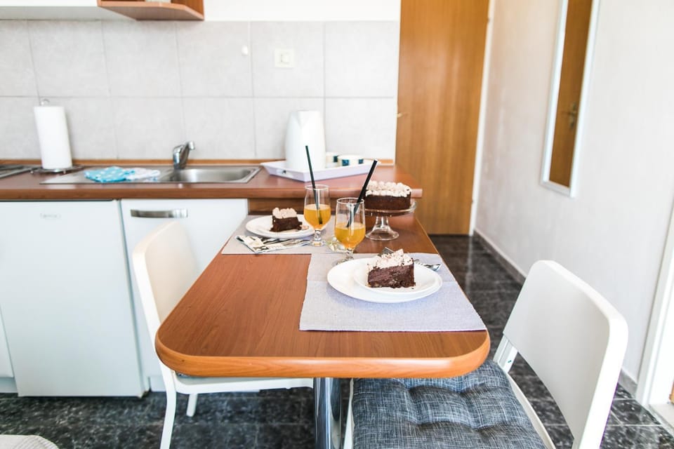 Kitchen or kitchenette, Dining area, Drinks