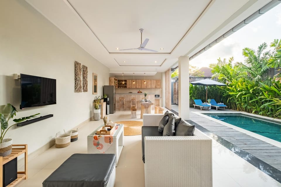 Patio, Communal lounge/ TV room, TV and multimedia, Living room, Seating area, Dining area, Evening entertainment, Pool view, Swimming pool, sunbed