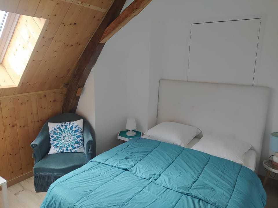 Photo of the whole room, Bedroom