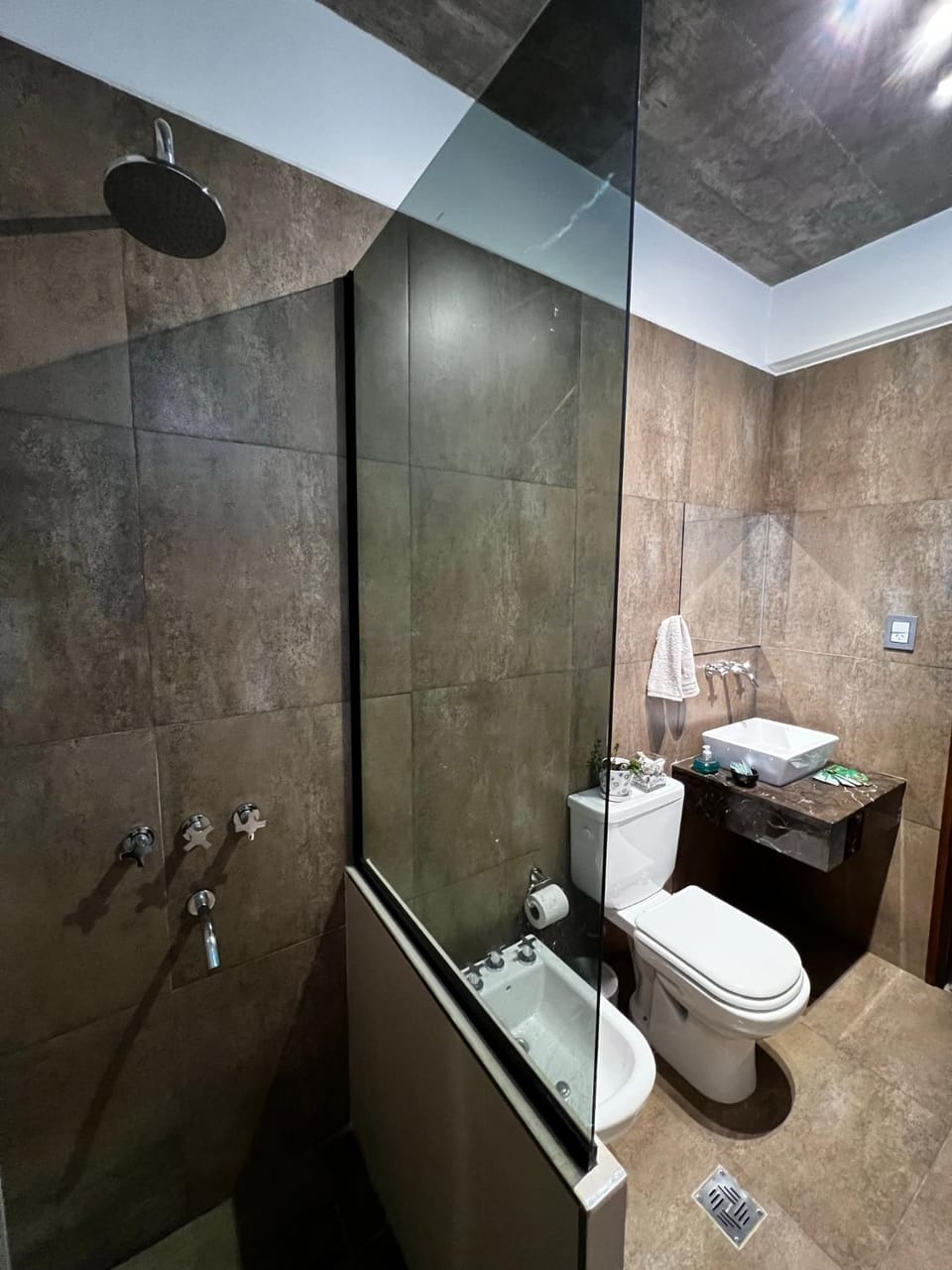 Shower, Toilet, Bathroom, bidet, towels