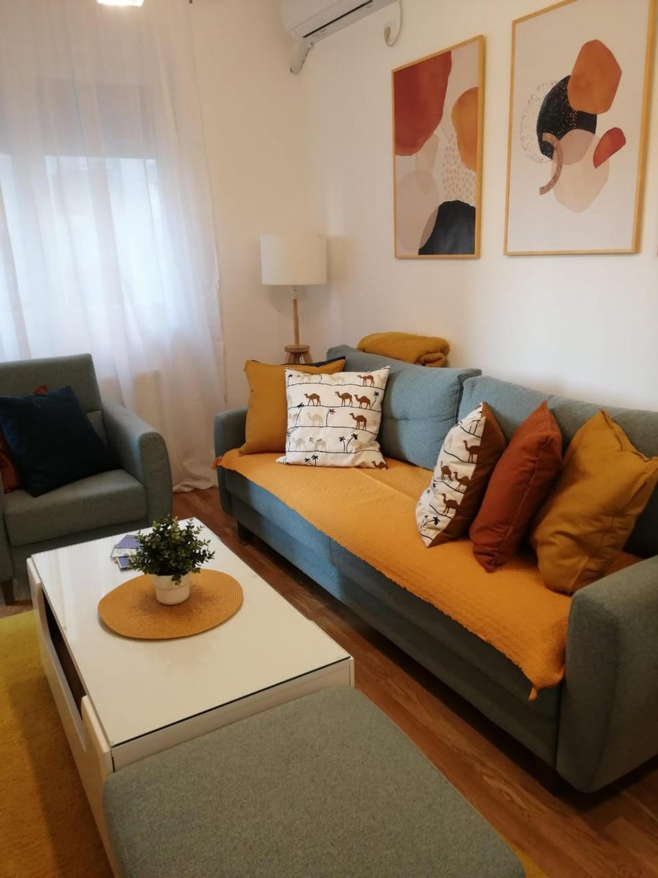 Living room, Seating area