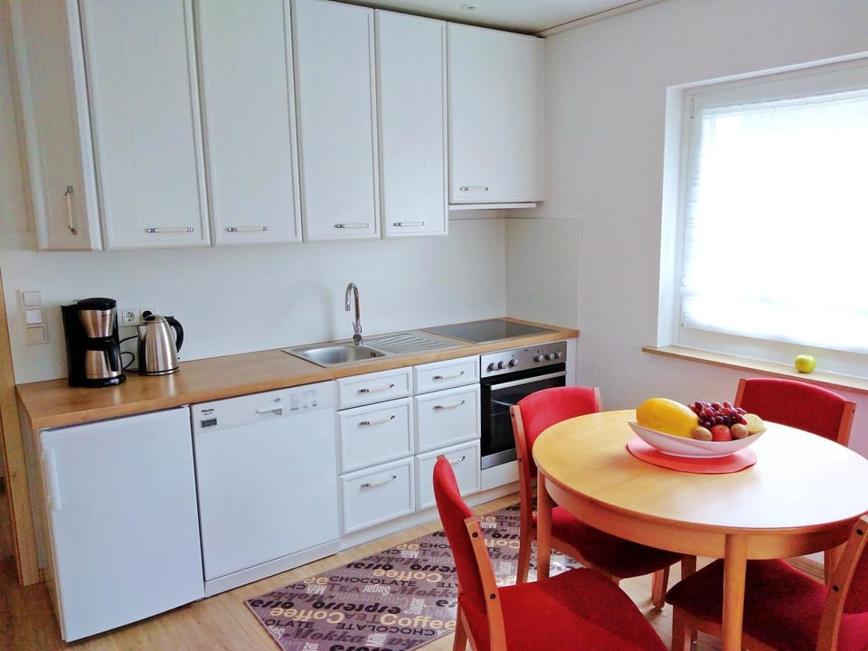 Coffee/tea facilities, Kitchen or kitchenette, Dining area, dishwasher, stove, toaster
