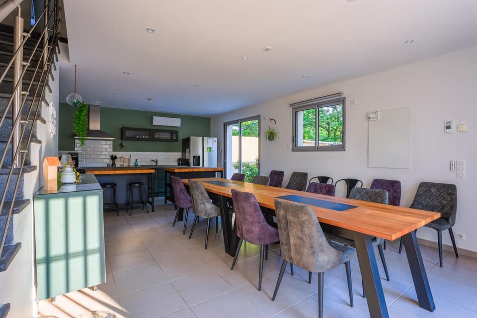 Kitchen or kitchenette, Dining area
