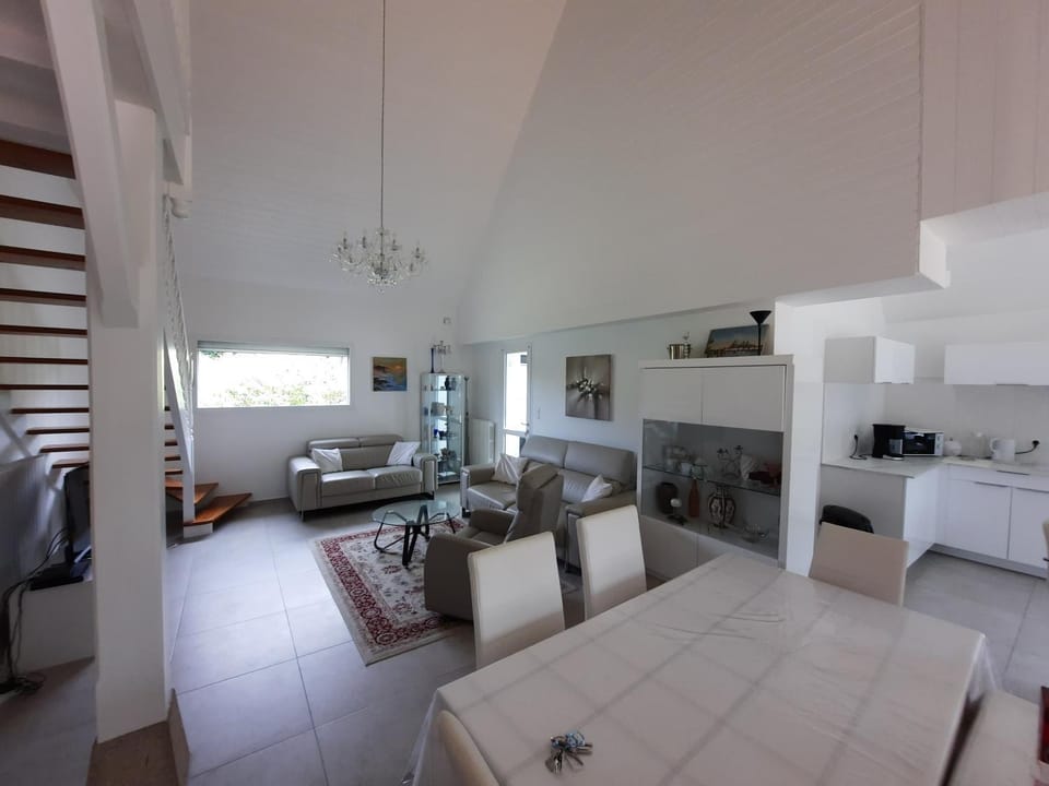 Superbe maison standing, 14 personnes, confort et grands volumes, jardin 2000m, parkings, wifi House in Vannes