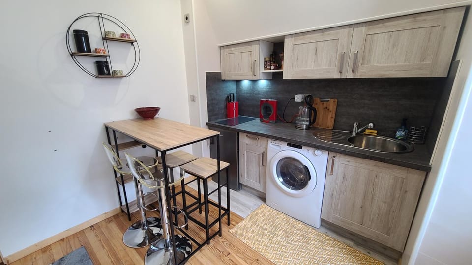 Coffee/tea facilities, Dining area, stove, washing machine, dryer