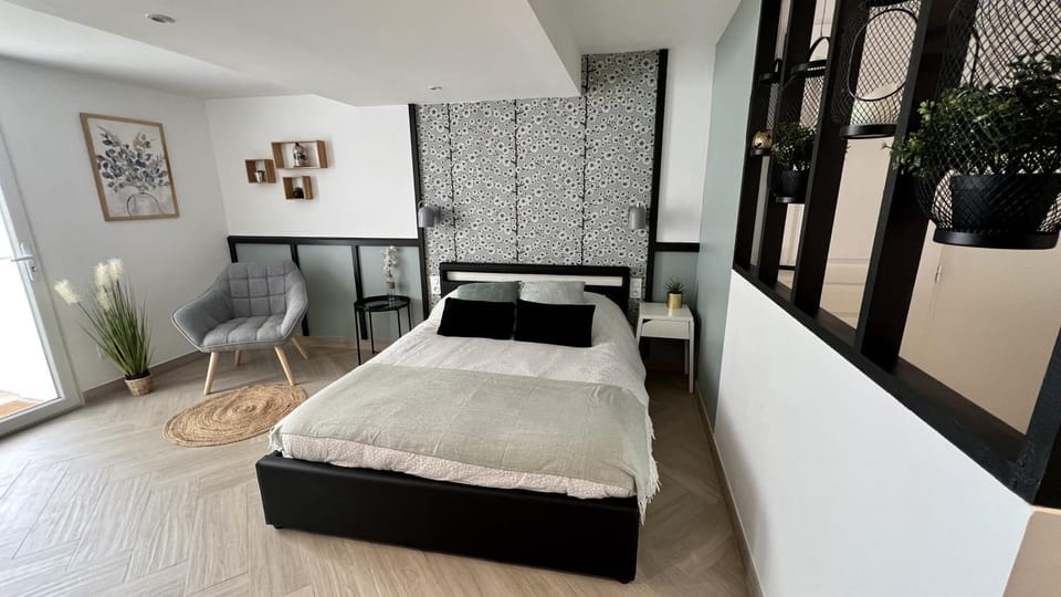 Bed, Photo of the whole room
