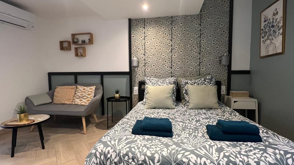 Bed, Seating area, Bedroom