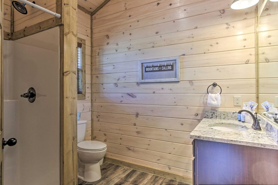 'Madison Bear Garden' 7Bdr w/Hot Tub + Pool Access House in Pigeon Forge