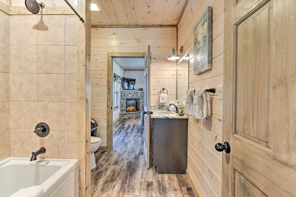'Madison Bear Garden' 7Bdr w/Hot Tub + Pool Access House in Pigeon Forge