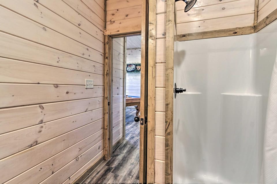 'Madison Bear Garden' 7Bdr w/Hot Tub + Pool Access House in Pigeon Forge