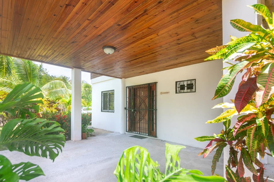 Wescot Villas – Modern 4BR Stay in West End area Villa in Bay Islands Department