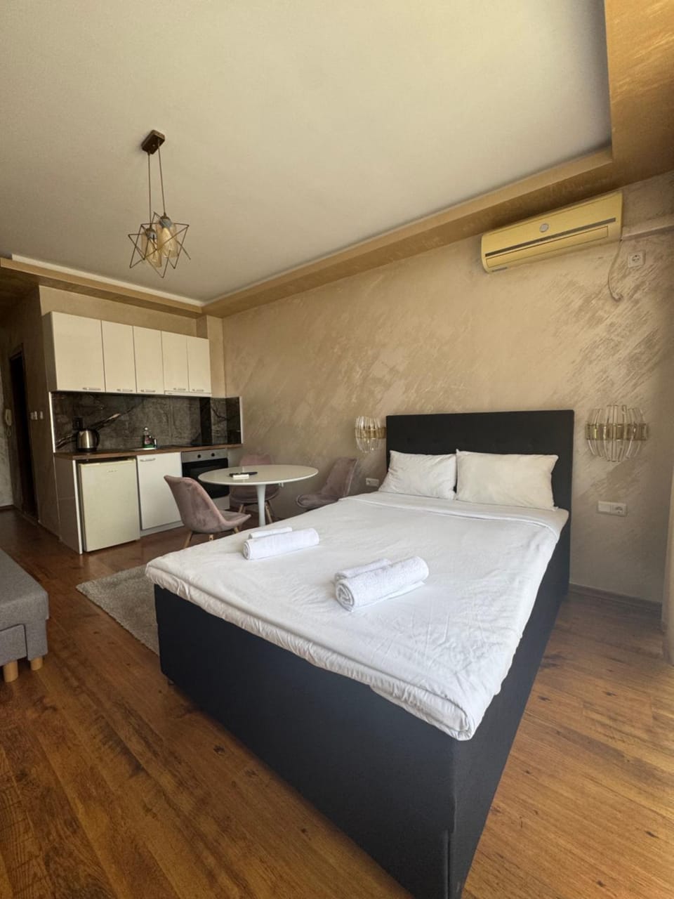 Bed, Kitchen or kitchenette, Photo of the whole room, Bedroom, towels