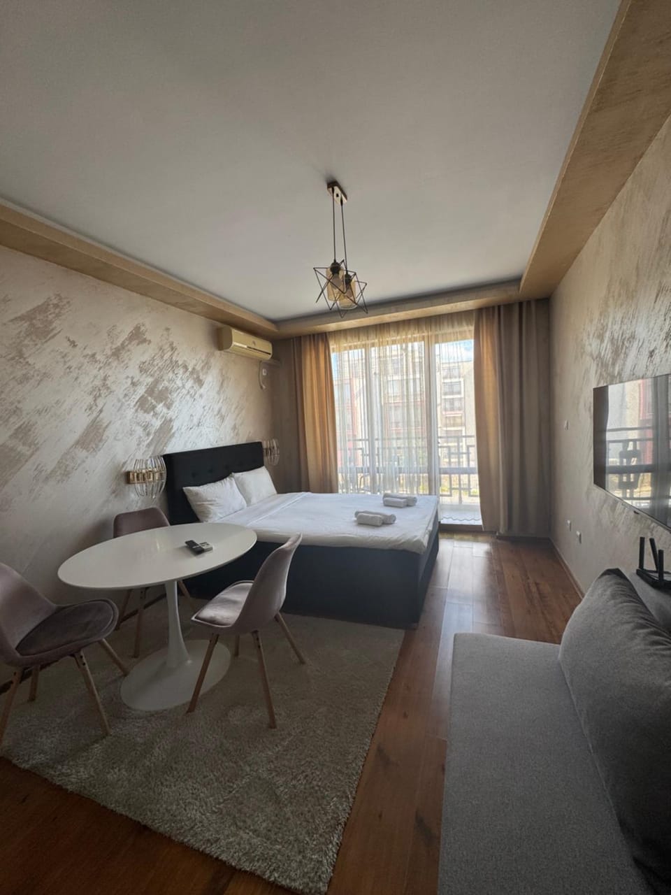 Bed, TV and multimedia, Living room, Photo of the whole room, Seating area, Dining area, Bedroom