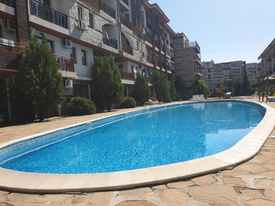 Property building, Day, Pool view, Swimming pool, sunbed