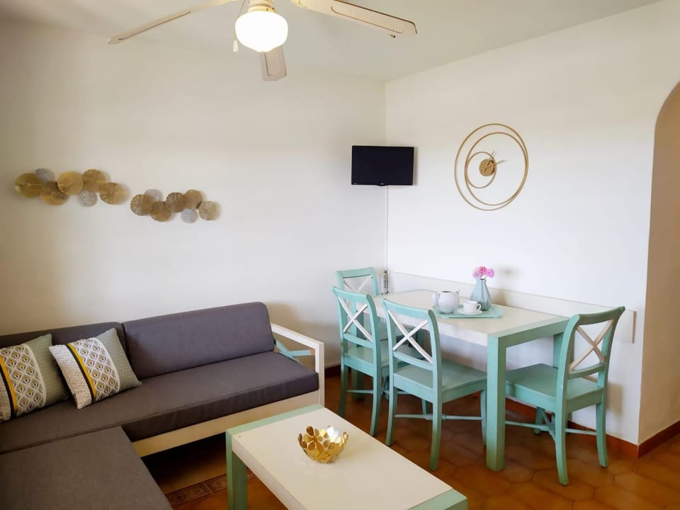 Living room, Dining area, fireplace