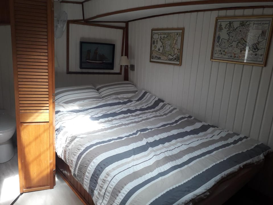 Peniche Caroline, chambres climatisées, petit dejeuner compris, cyclistes bienvenus Bed and Breakfast in Occitanie