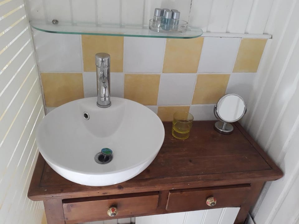 Peniche Caroline, chambres climatisées, petit dejeuner compris, cyclistes bienvenus Bed and Breakfast in Occitanie