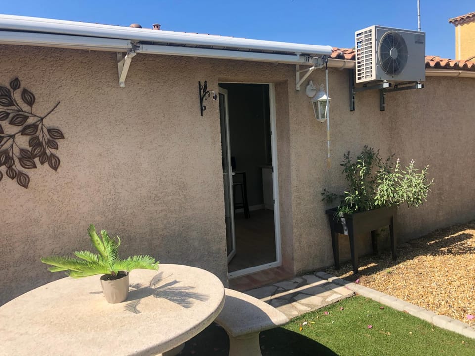 Studio refait à neuf avec jardin Aigues Mortes Apartment in Aigues-Mortes