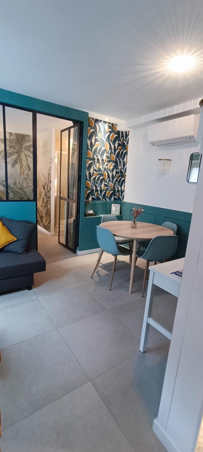 Seating area, Dining area, air conditioner