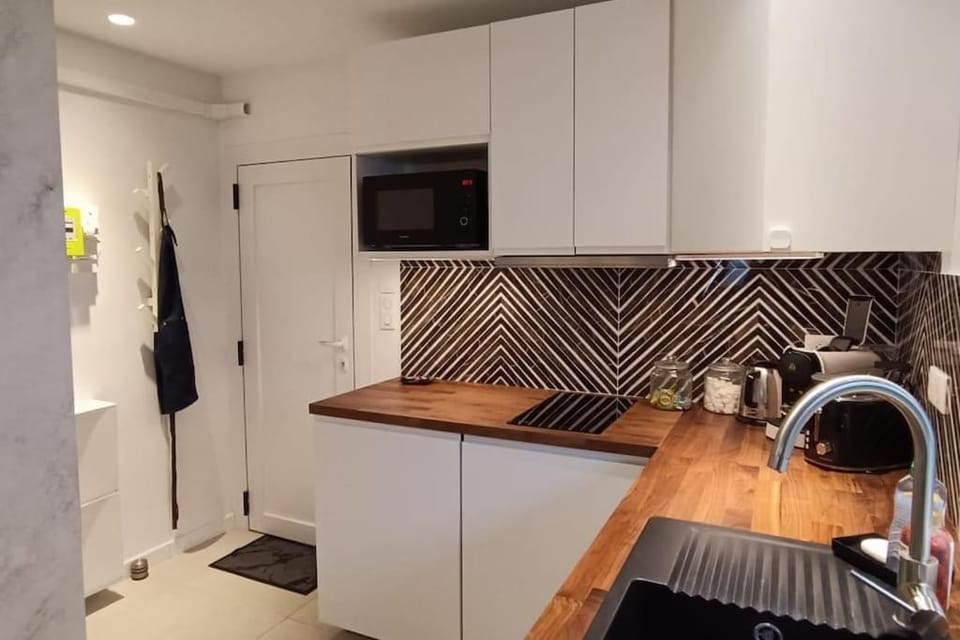 Coffee/tea facilities, Kitchen or kitchenette, stove, toaster