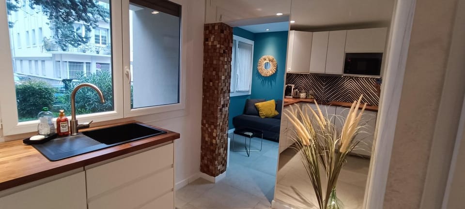 Kitchen or kitchenette, minibar, stove