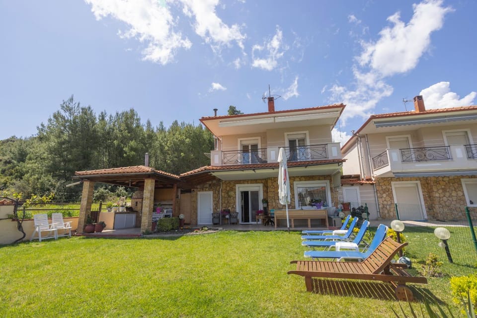 Property building, Natural landscape, Balcony/Terrace, Garden view