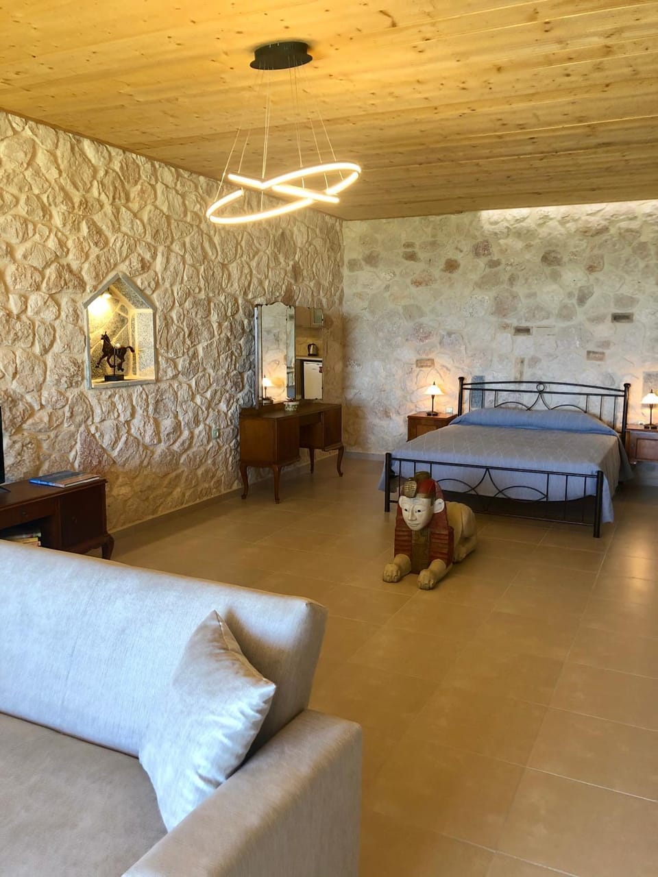 Bed, Living room, Photo of the whole room, Seating area