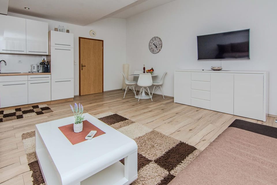 TV and multimedia, Kitchen or kitchenette, Dining area, stove