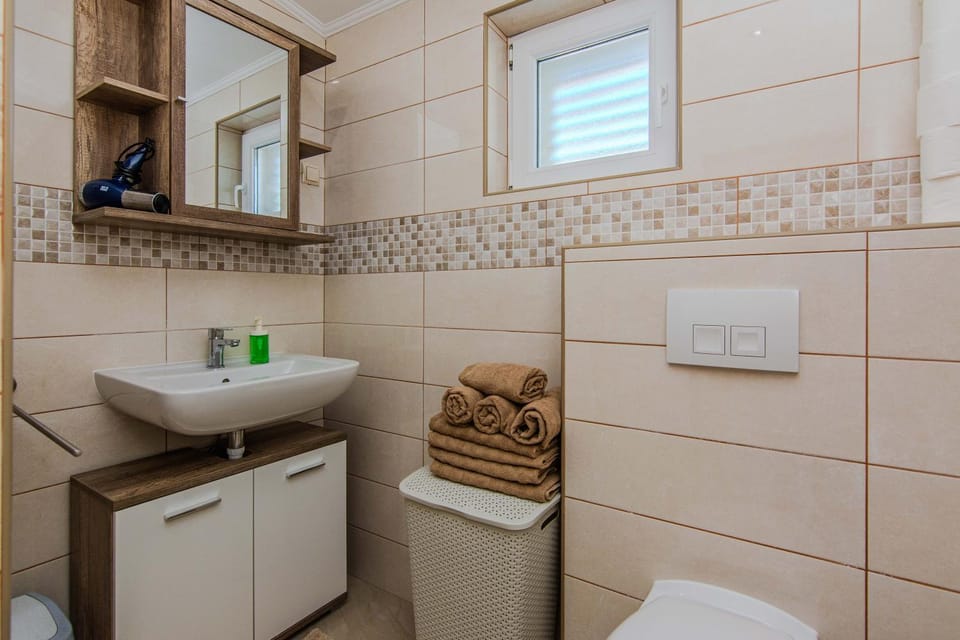 Toilet, Bathroom, towels