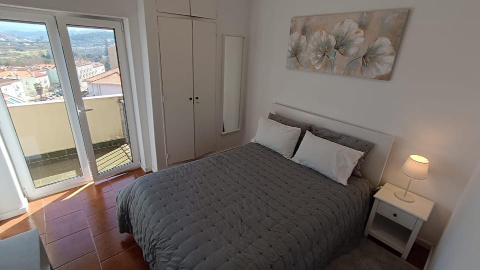 Bedroom, City view