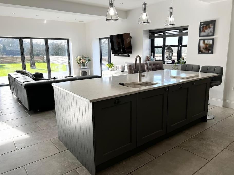 Manchester Luxury Country House Close To The City With Hot Tub & BBQ Fire Pit. House in England