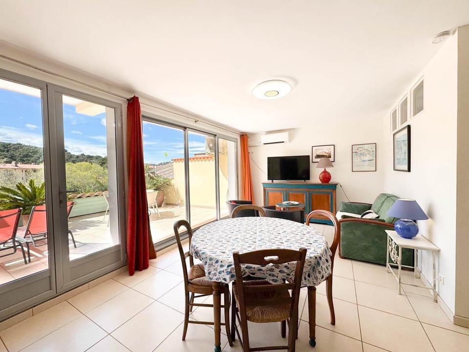 Patio, View (from property/room), Balcony/Terrace, Living room, Dining area, air conditioner