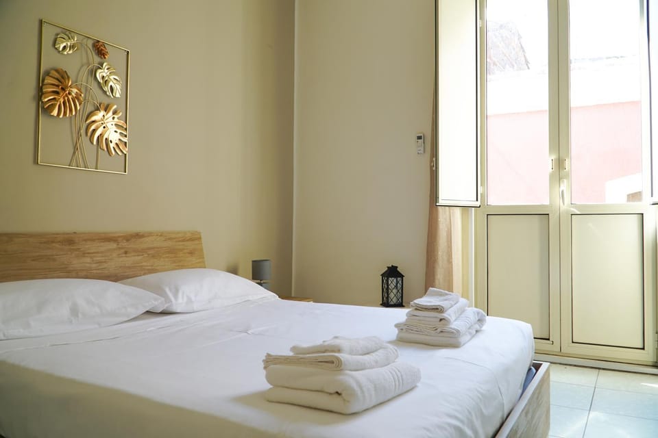 Bed, TV and multimedia, Photo of the whole room, Bedroom, towels, wardrobe, air conditioner