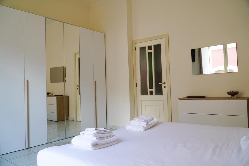 Bed, TV and multimedia, Photo of the whole room, Bedroom, towels, wardrobe, air conditioner