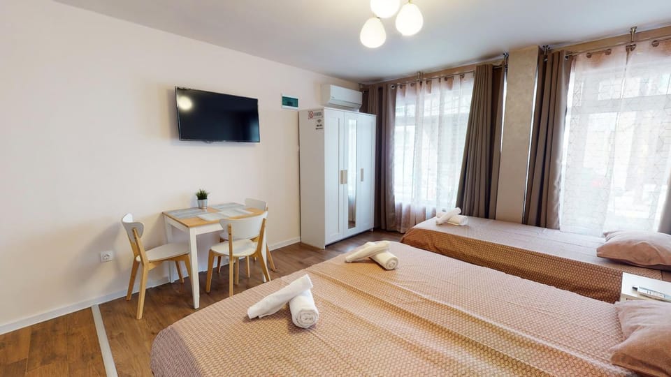 Communal lounge/ TV room, Bed, TV and multimedia, Photo of the whole room, Bedroom