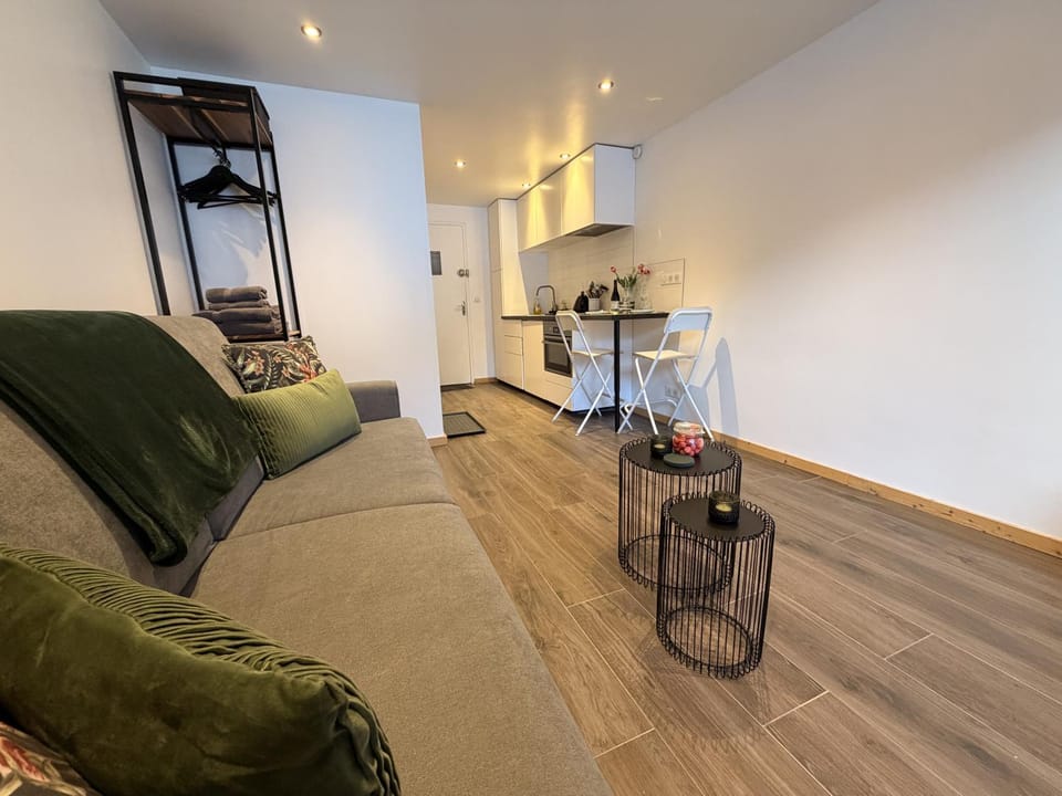 Kitchen or kitchenette, Living room, Seating area