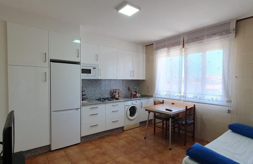 Kitchen or kitchenette, Dining area, stove, toaster, washing machine