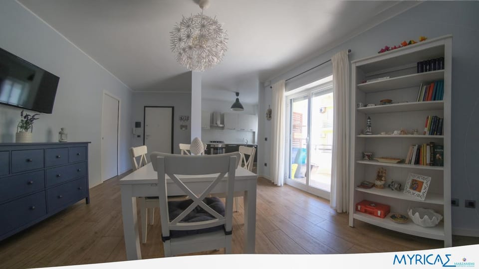 Library, TV and multimedia, Kitchen or kitchenette, Living room, Seating area, Dining area, hair dresser, locker