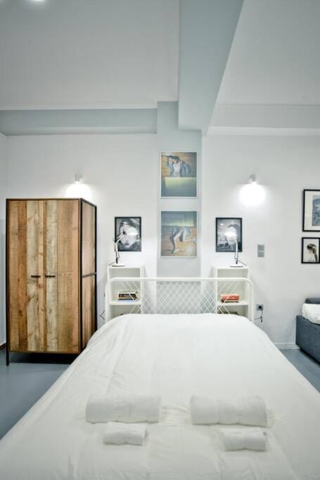 The old Tailor Factory White Room Apartment in Athens