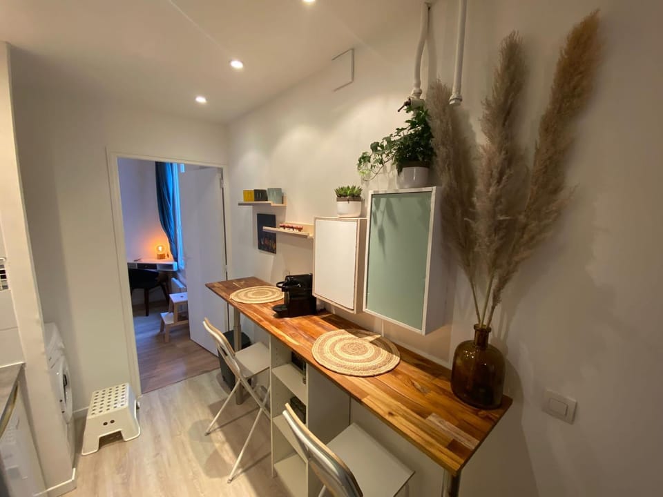 Kitchen or kitchenette, Dining area