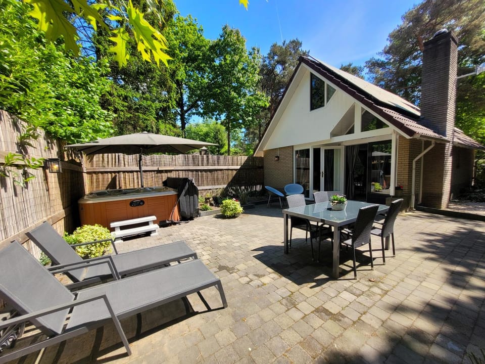 Garden, Hot Tub