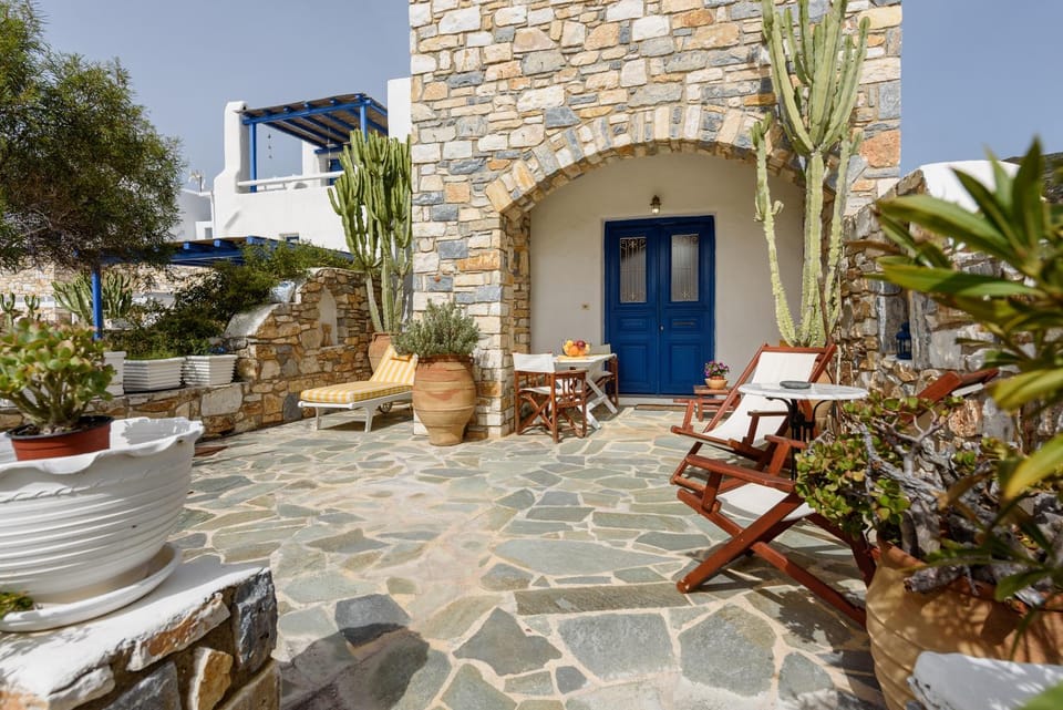 Balloo - A house gazing out on the Aegean blue House in Decentralized Administration of the Aegean