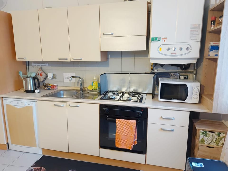 Coffee/tea facilities, Kitchen or kitchenette, dishwasher, oven, stove, kitchen