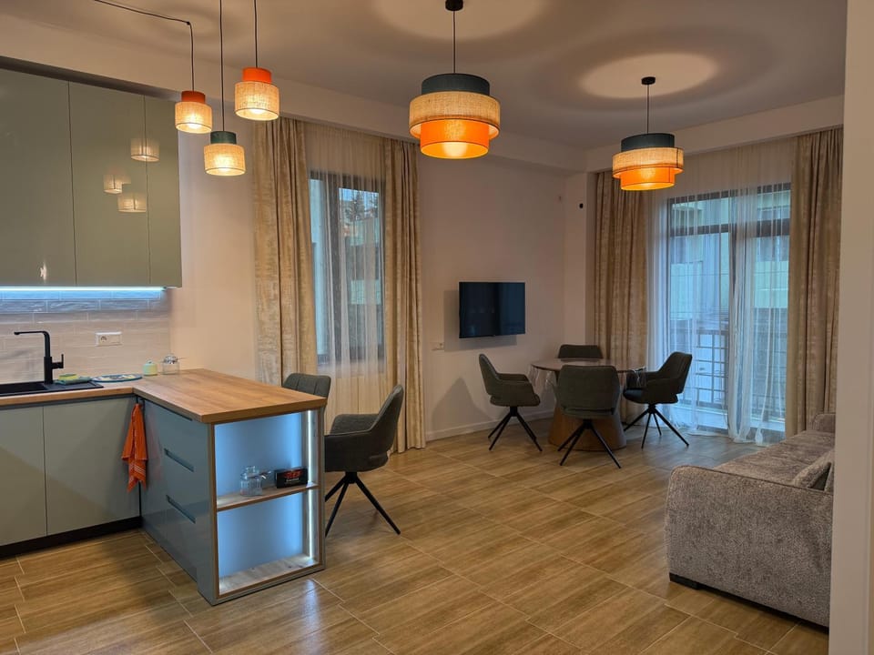 TV and multimedia, Kitchen or kitchenette, Living room, Seating area, Dining area